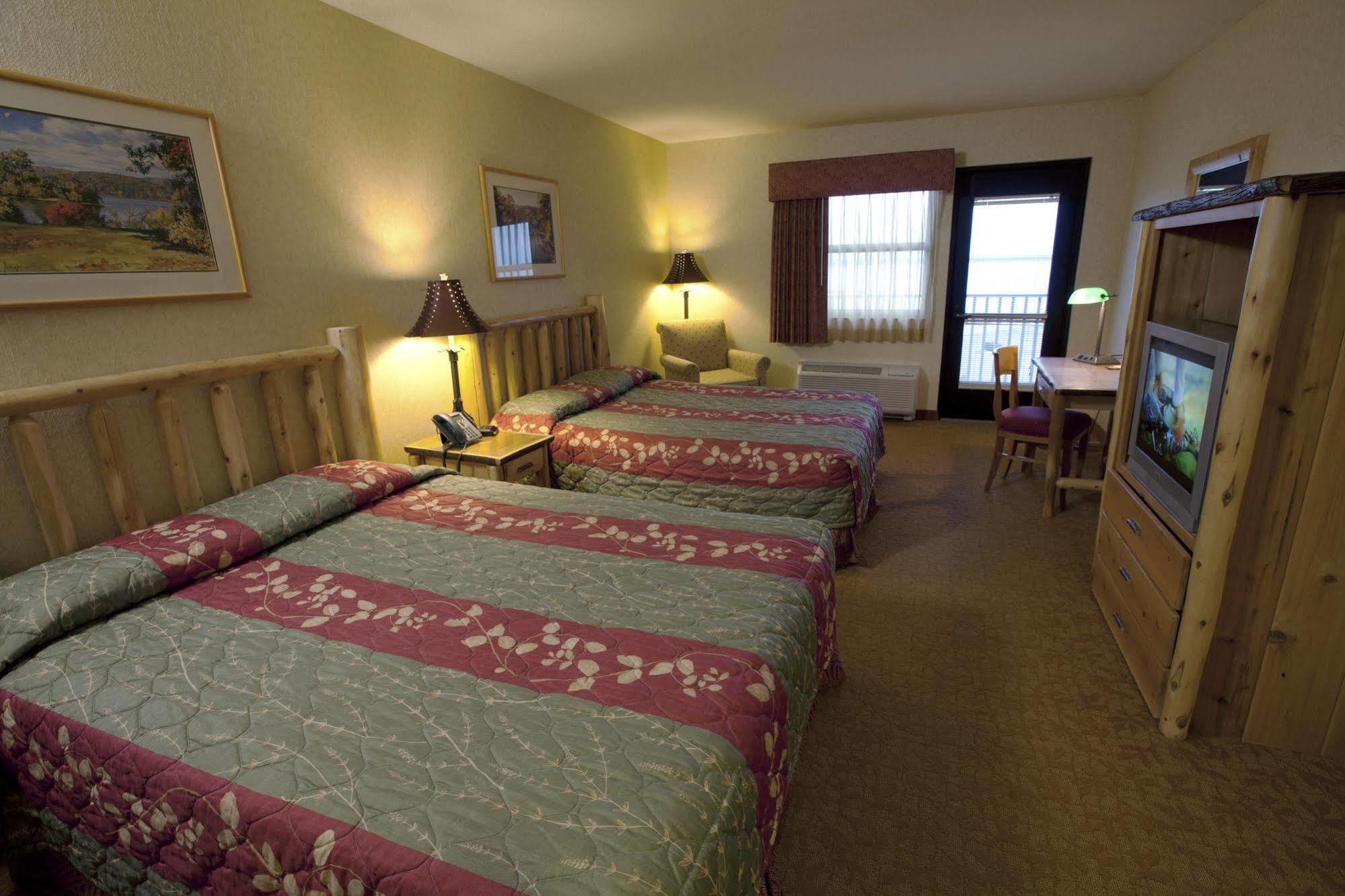 Kewadin St. Ignace Hotel Evergreen Shores Eksteriør bilde